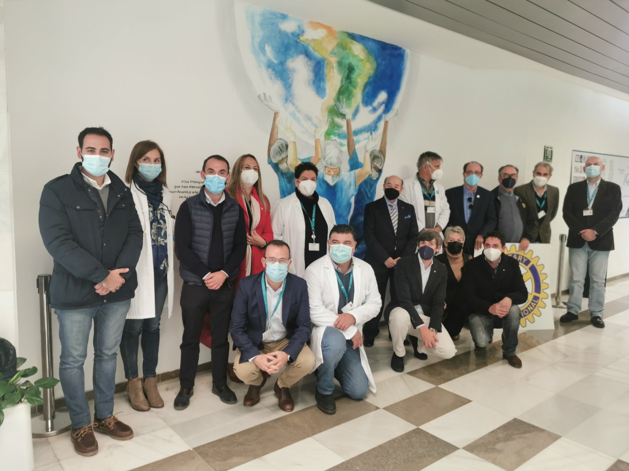 El hall del Hospital Costa del Sol luce un mural homenaje al personal sanitario por su labor de la pandemia, iniciativa del Rotary Club Marbella