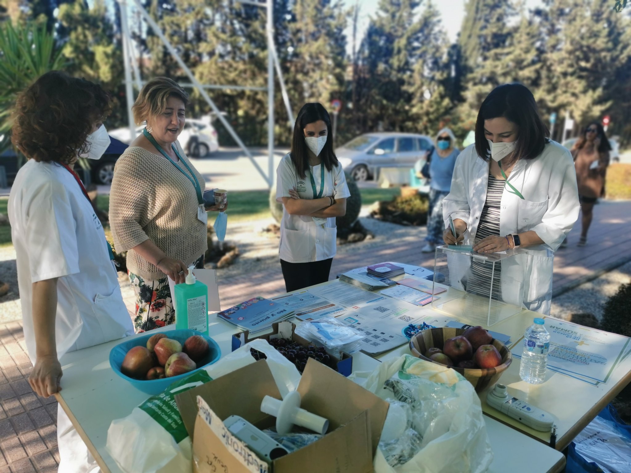 El área de Neumología del Hospital Costa del Sol realiza una campaña para informar y concienciar de la importancia de dejar de fumar