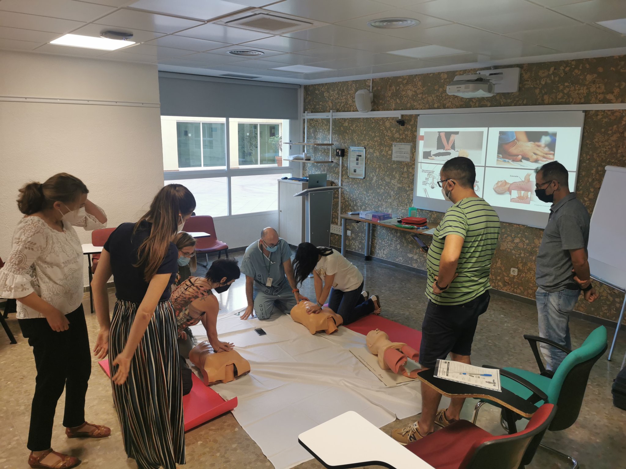 El área de Anestesiología del Hospital Costa del Sol desarrolla un curso de reanimación cardiopulmonar básico para docentes