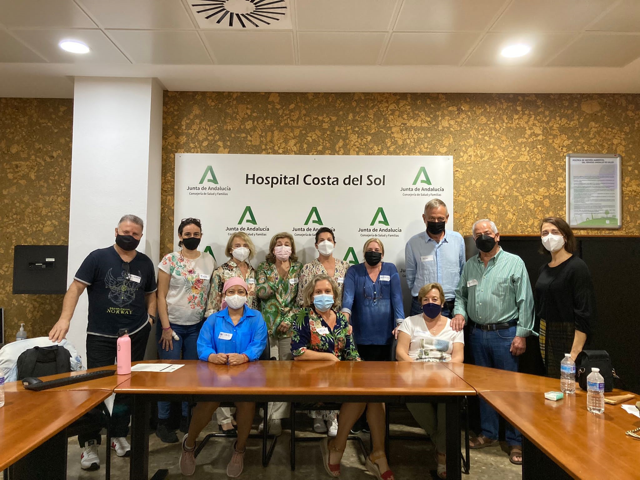 Pacientes y profesionales del Hospital Costa del Sol forman a personas con cáncer de mama para que aprendan a mejorar su calidad de vida