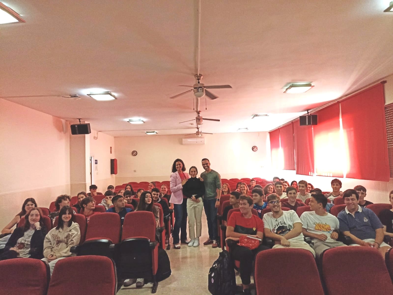 Profesionales del Hospital Costa del Sol ofrecen en el IES Los Boliches una charla sobre Investigación Biomédica