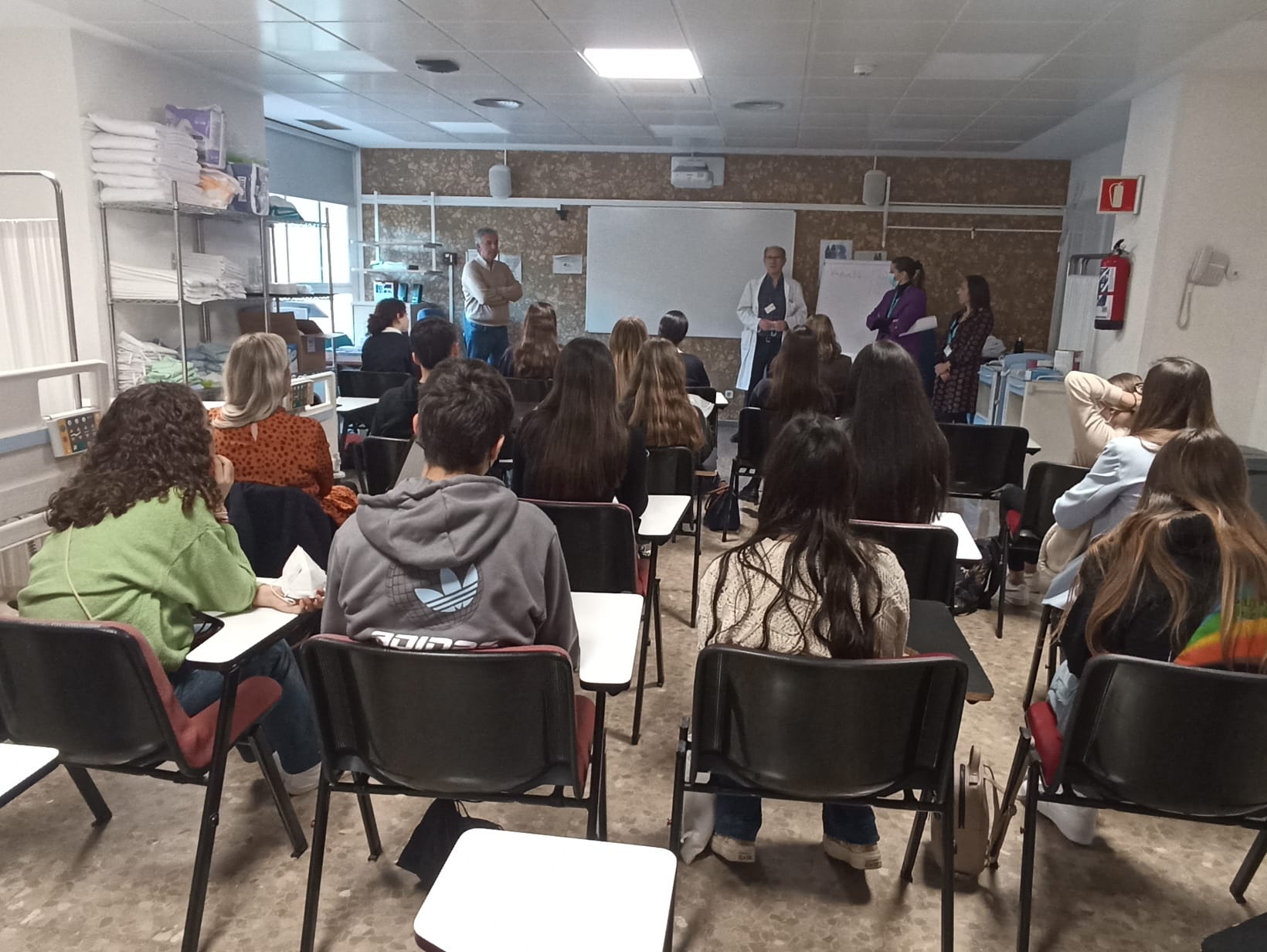 El Hospital Universitario Costa del Sol participa en la iniciativa educativa ‘ScienceIES’ de la Universidad de Málaga, con un proyecto que busca despertar vocaciones científicas desde edades tempranas