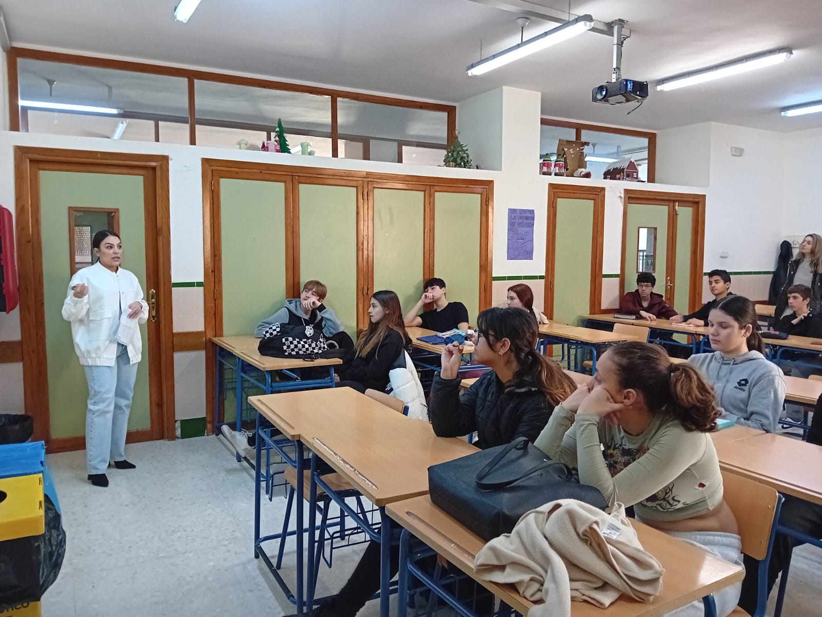 El Hospital Universitario Costa del Sol celebra el Día de la Mujer y la Niña en la Ciencia con varias actividades en el IES Los Boliches