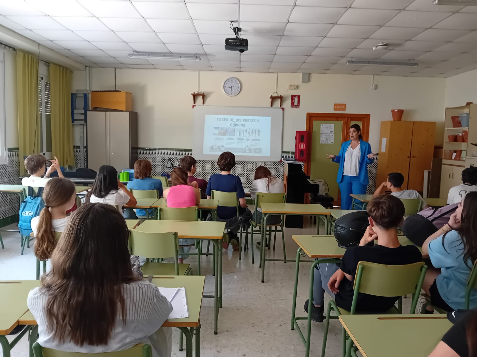 El Hospital Universitario Costa del Sol celebra el ‘Día Internacional del Ensayo Clínico’ en las aulas de un instituto de Fuengirola