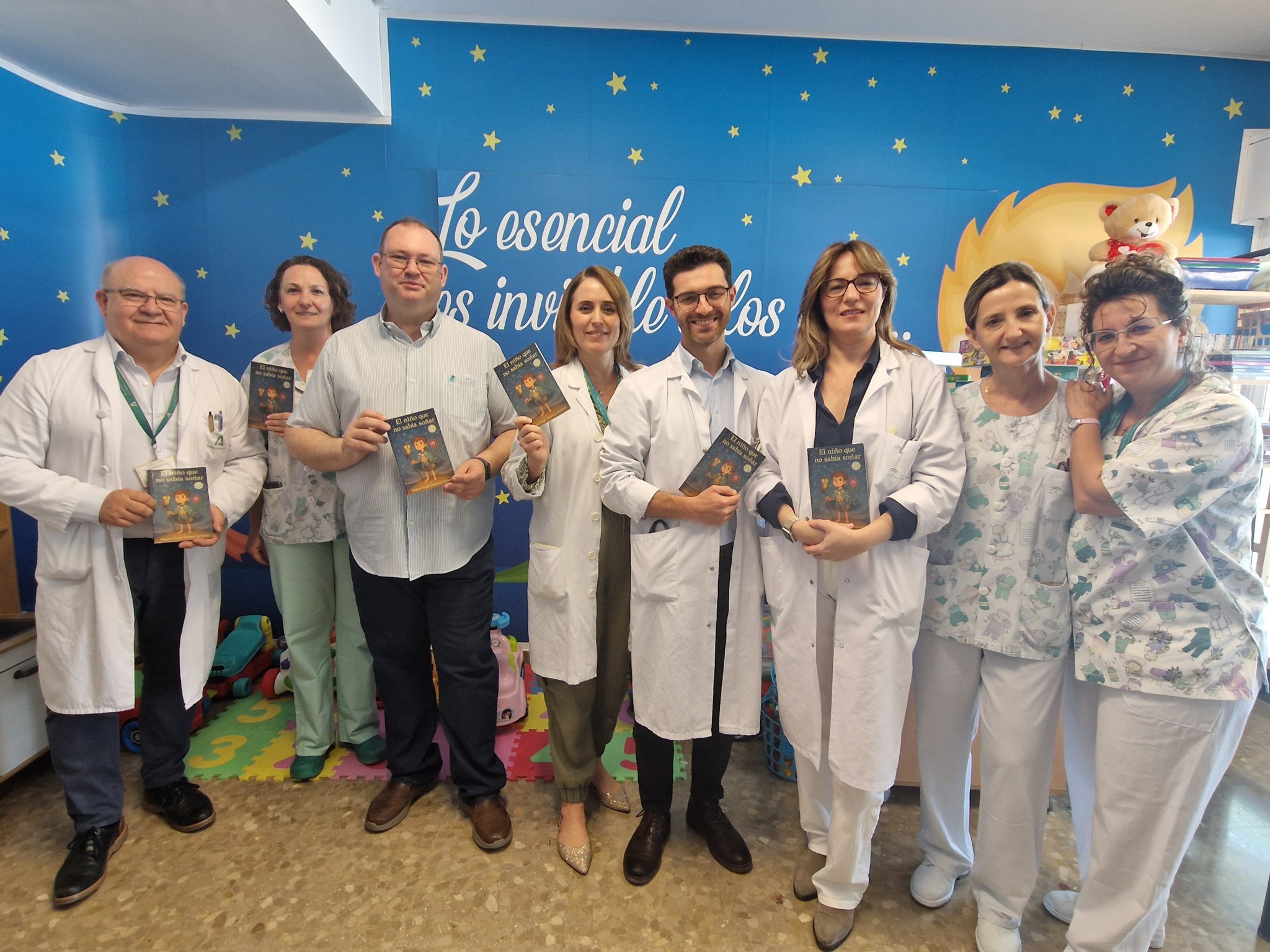 El escritor Miguel Ángel Jiménez Santana dona a Pediatría del Hospital Universitario Costa del Sol varios ejemplares de su último cuento infantil