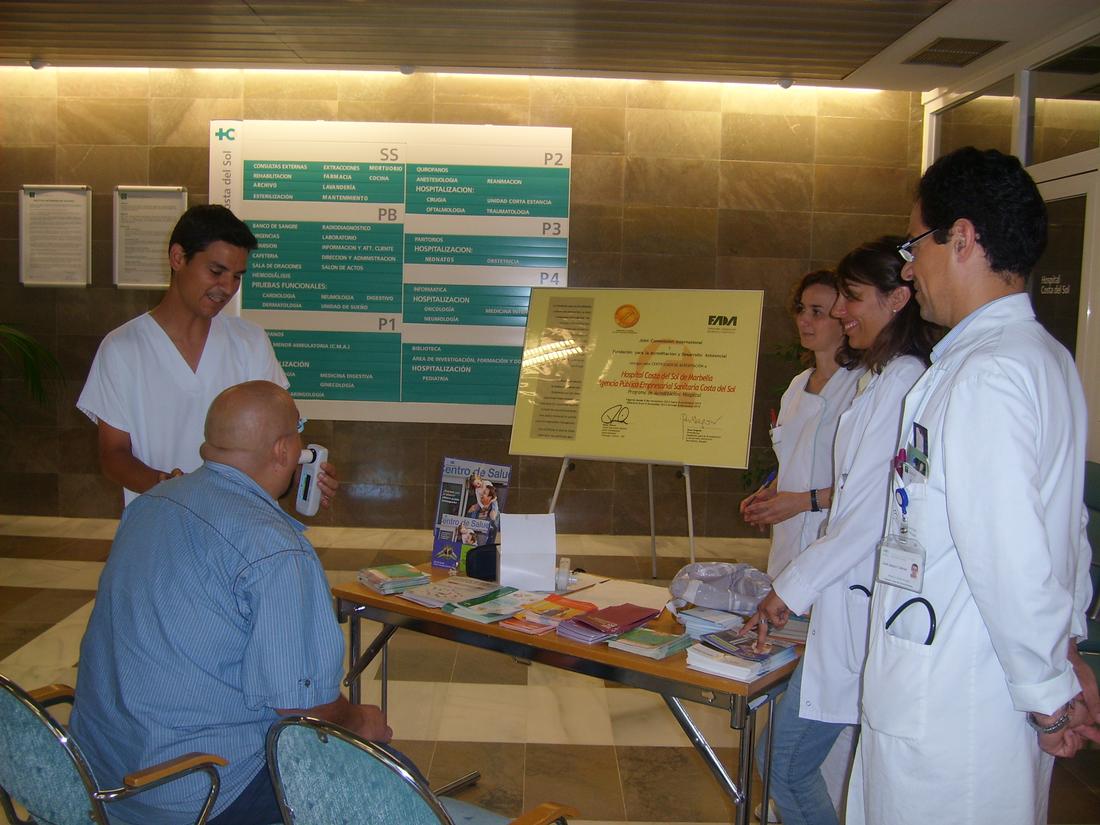 La unidad de Neumología del Hospital Costa del Sol realiza una campaña para informar y concienciar de la importancia de dejar de fumar