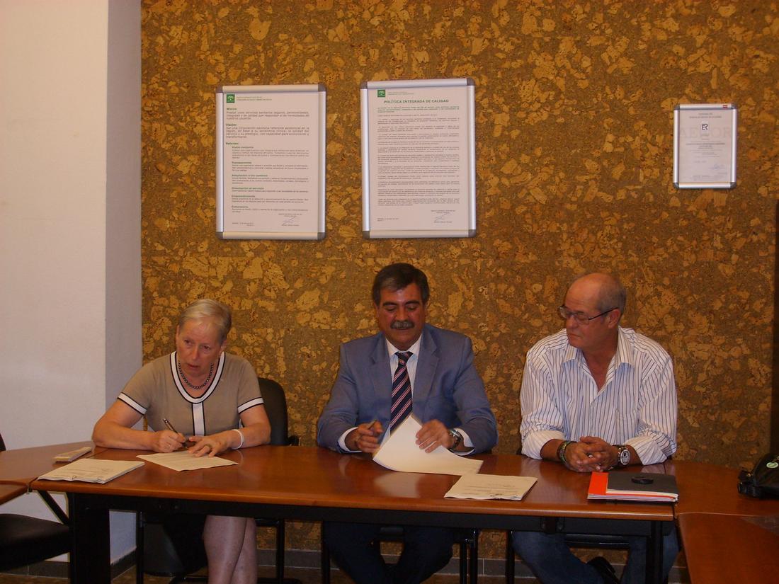 El Hospital Costa del Sol firma un convenio con la Plataforma de Voluntariado de Marbella para el acompañamiento de pacientes y respiro familiar