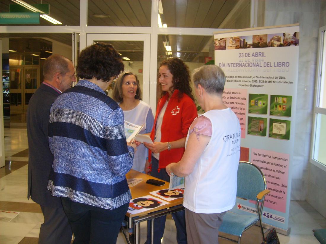 El Hospital Costa del Sol realiza una campaña informativa de la Biblioteca de Pacientes en el Día Internacional del Libro