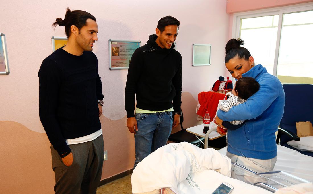 El Málaga CF llenó de ilusión la planta de pediatría del Hospital Costa del Sol de Marbella